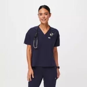 Women’s Figs Navy Catarina One Pocket Relaxed Fit Scrub Top